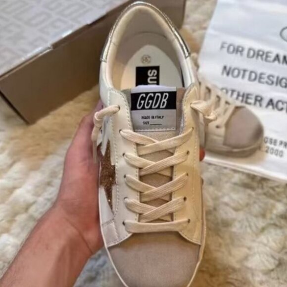 Chic White Golden Goose Sneakers with Metallic Gold & Grey Laces - Picture 2 of 6